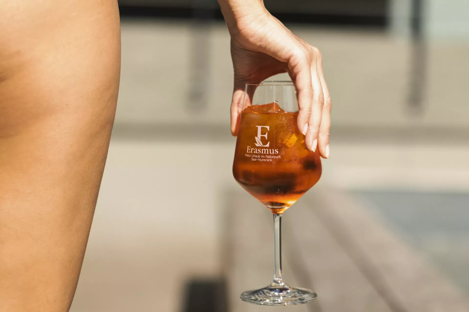 Aperol Spritz Frau mit Aperol