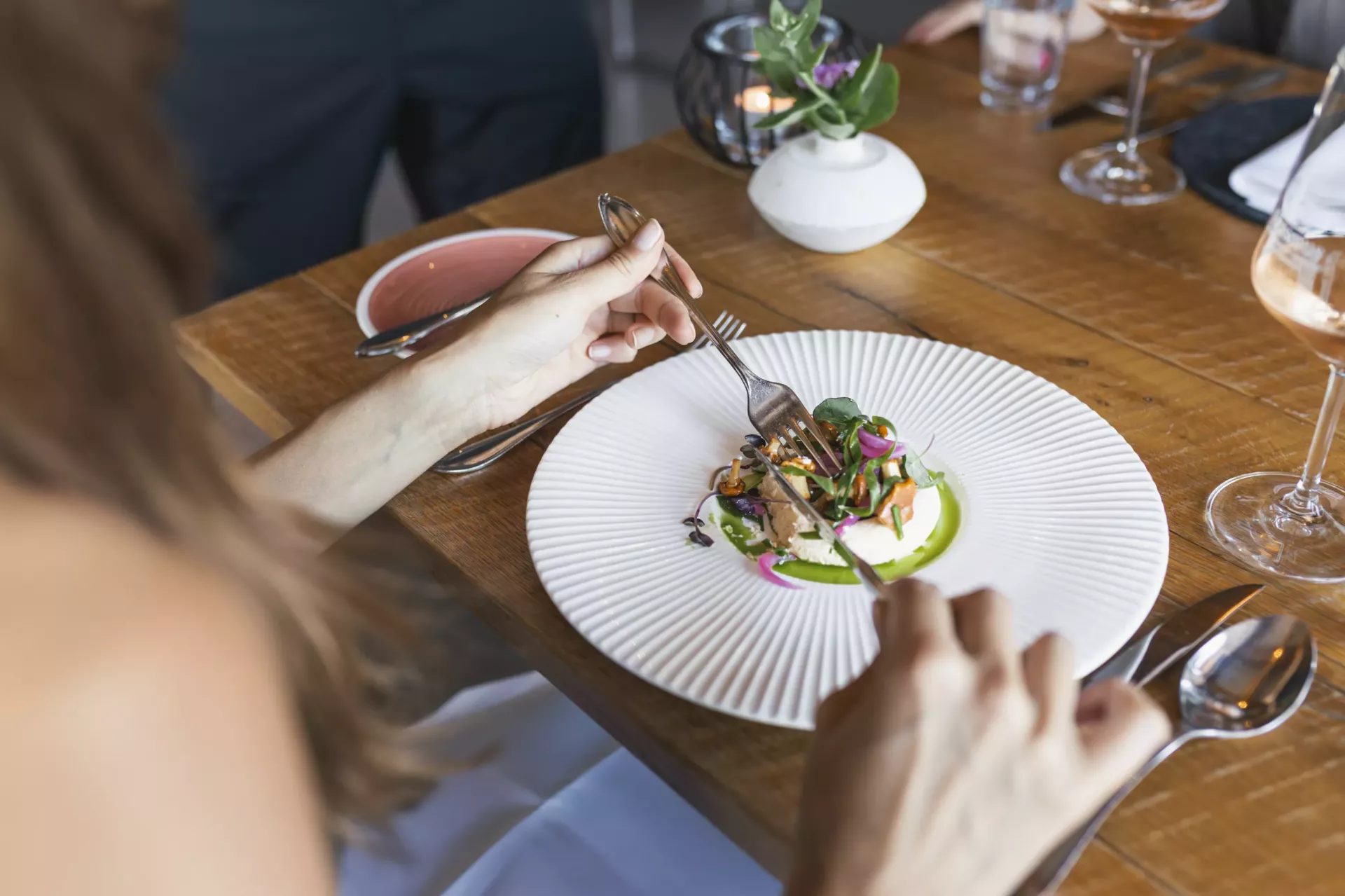 Restaurant Frau isst im Restaurant