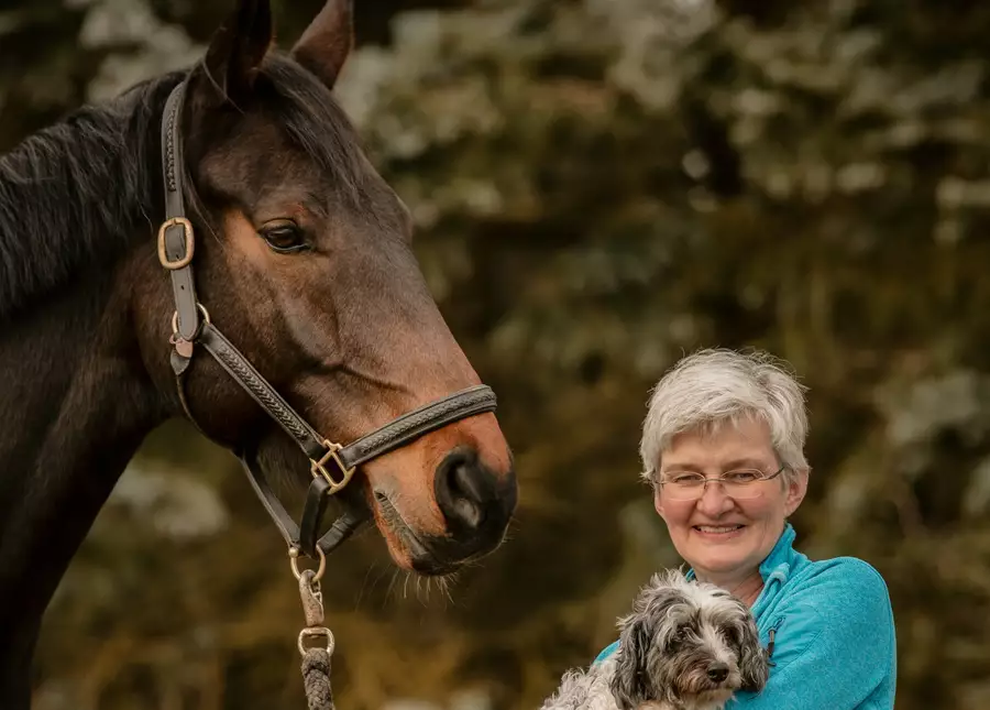 Michaela mit Hund und Pferd 900x600