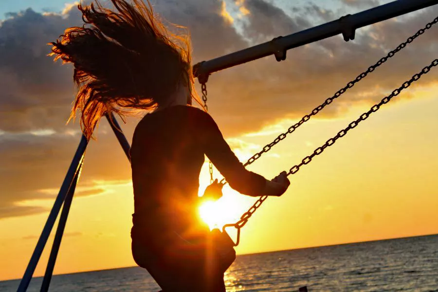 MB-BuCo-Schaukel-Frau