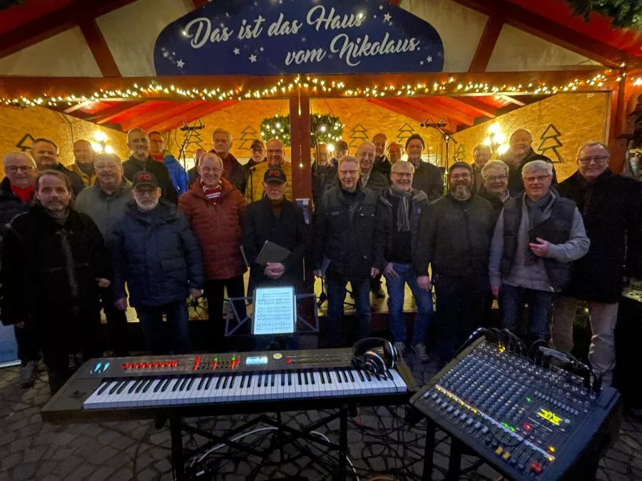 Der Linzer Männergesangsverein vor der Bühne auf dem Weihnachtszauber 2025 in Linz