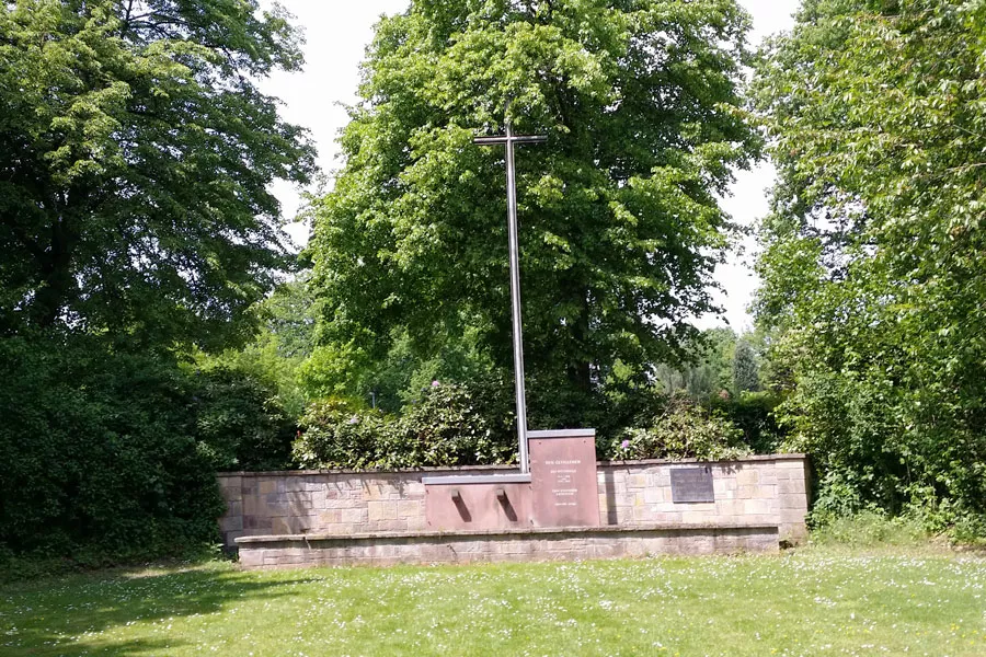 13-Ehrenmal-an-der-Steinbrinkstrasse-ab-1954