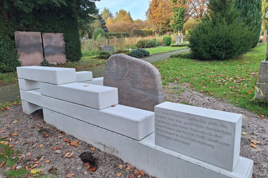 Einfassung-mit-Grabstein-für-die-vier-Flaksoldaten