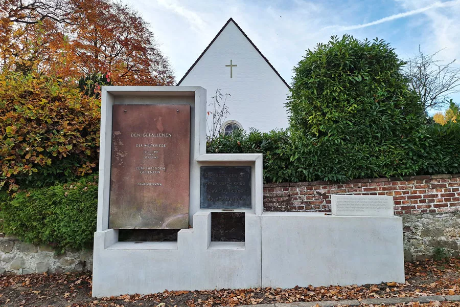 Gedenkplatten-des-ehemaligen-Mahnmals