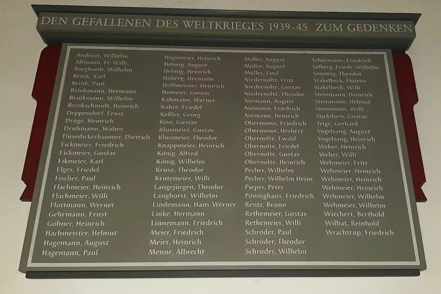 Gedenktafel-2.-Weltkrieg-in-der-Autobahnlkirche
