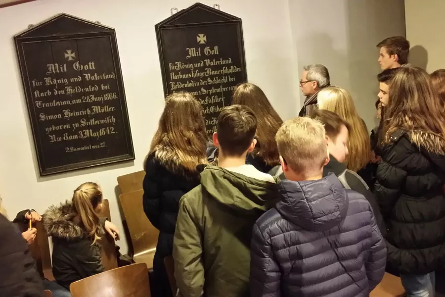 Gedenktafeln-in-der-Autobahnkirche-Friedensworkshop-2017