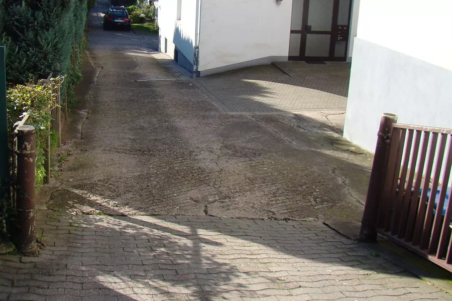 Wiederverwertung-de-Flak-Geschuetzrohre-als-Torpfosten