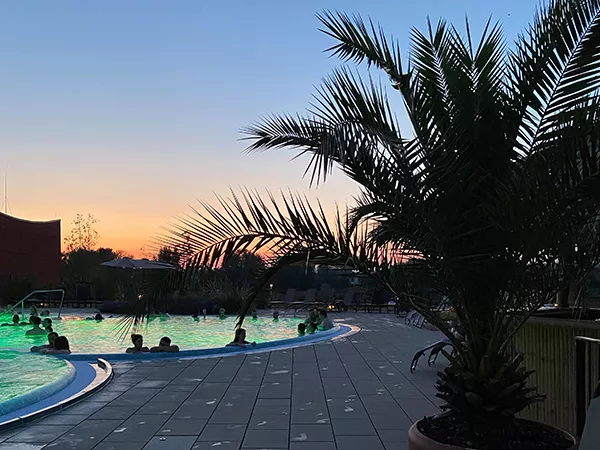Thermenpool_abends