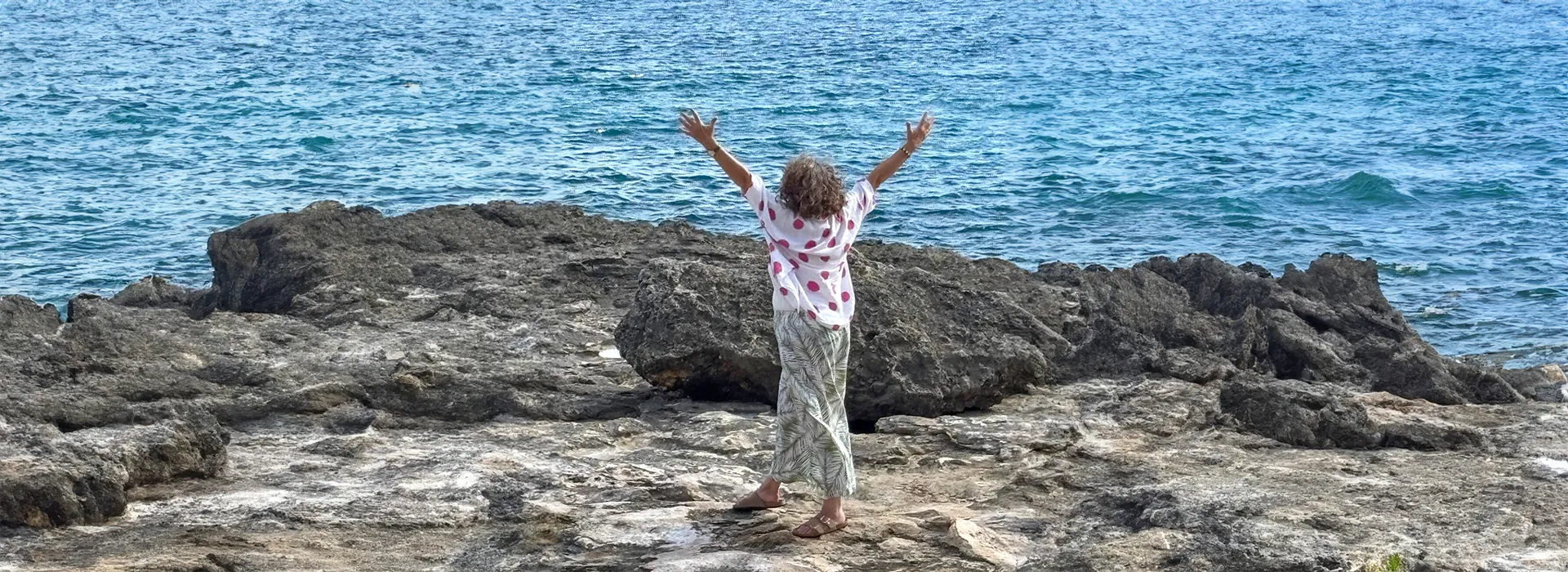 Barbara_ausgestreckte_Arme_Felsenstrand_Blog_NL_Ho